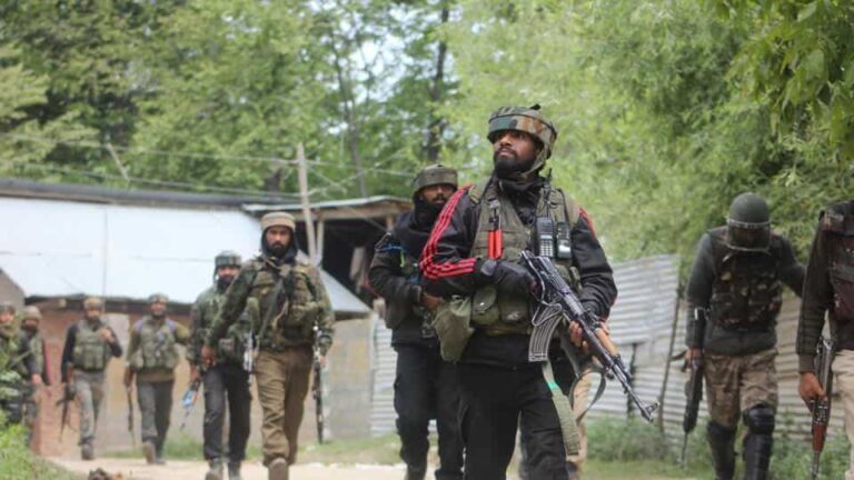5 suspected militants killed, in 10 hour long gun battle in South Kashmir