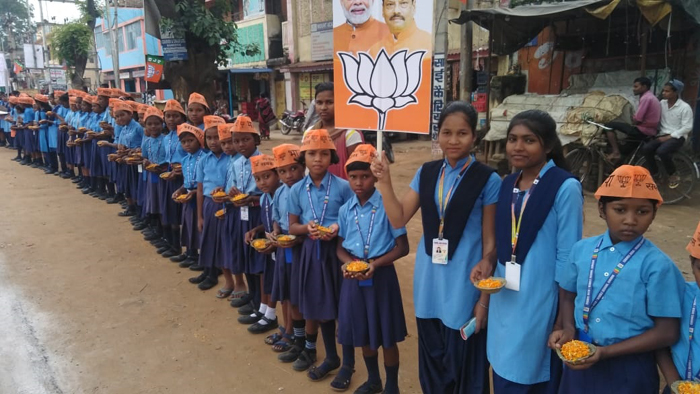 bjp and students Chief Minister Raghubar Das symbol Ranchi Giridih children school jharkhand party flags