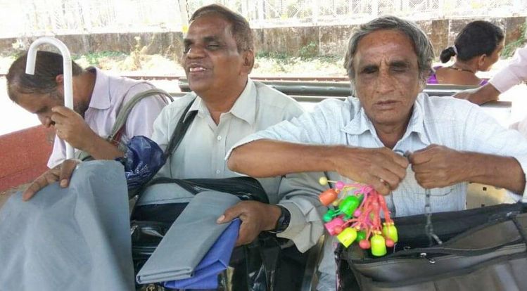 मुंबई पुणे रेल लोकल ट्रेन विकलांग दृष्टिहीन लॉकडाउन