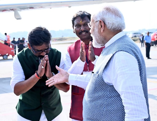 गिरफ्तार लेकिन अटूट: हेमंत सोरेन का रणनीतिक इस्तीफा, इंडिया के नेताओं के लिए एक सबक