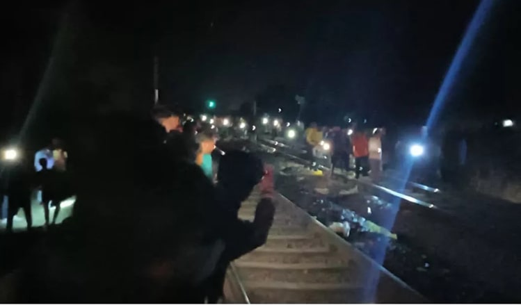 झारखंड में दिल दहला देने वाली रेलवे दुर्घटना में दर्जनों लोग ट्रेन से कुचले गए