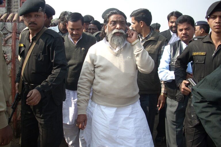 किताबों से निकले, जंगलों में लड़े, संसद तक पहुंचे—शिबू सोरेन की ज़िंदगी एक पाठशाला